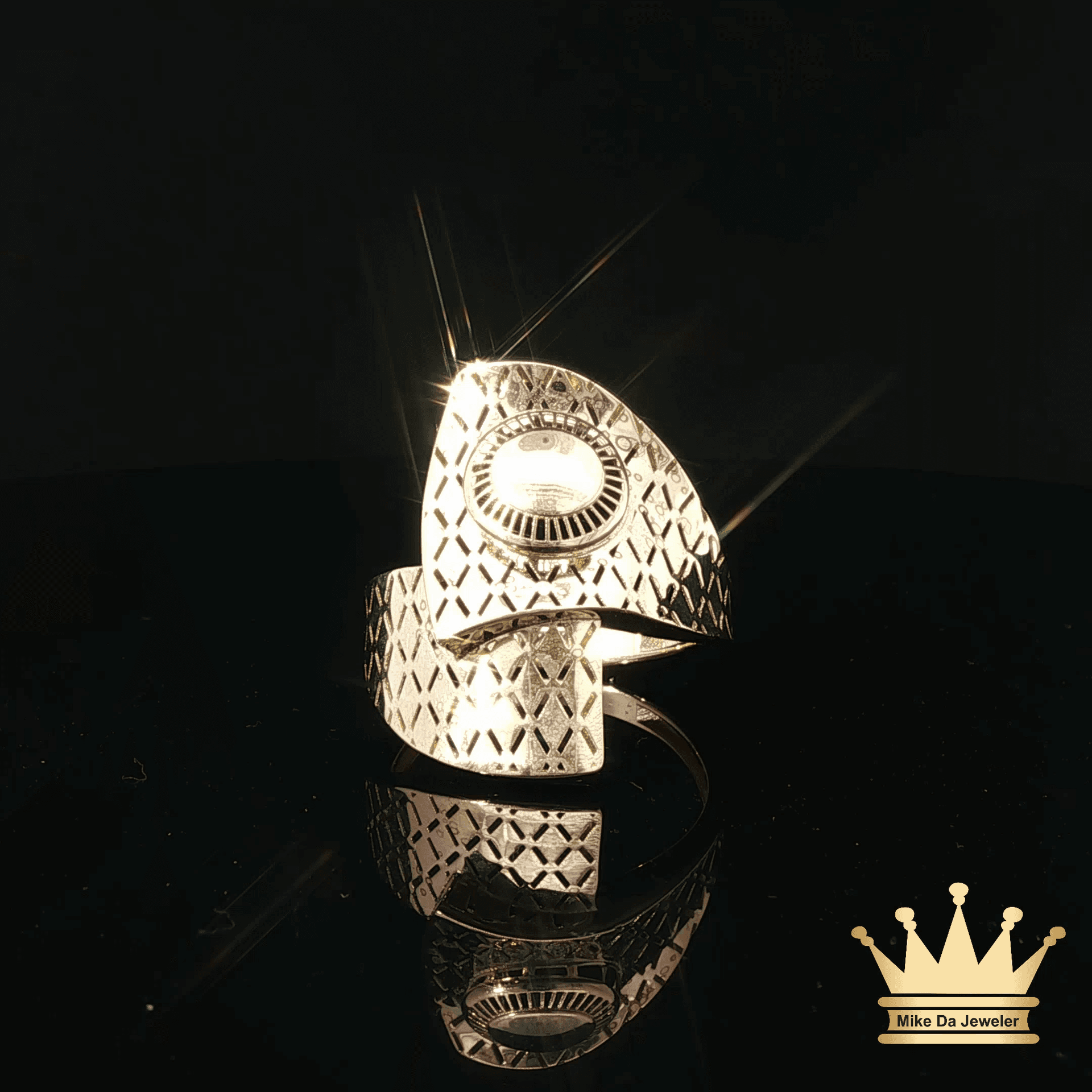 18K Gold Fashion Ring – Contemporary Open Design